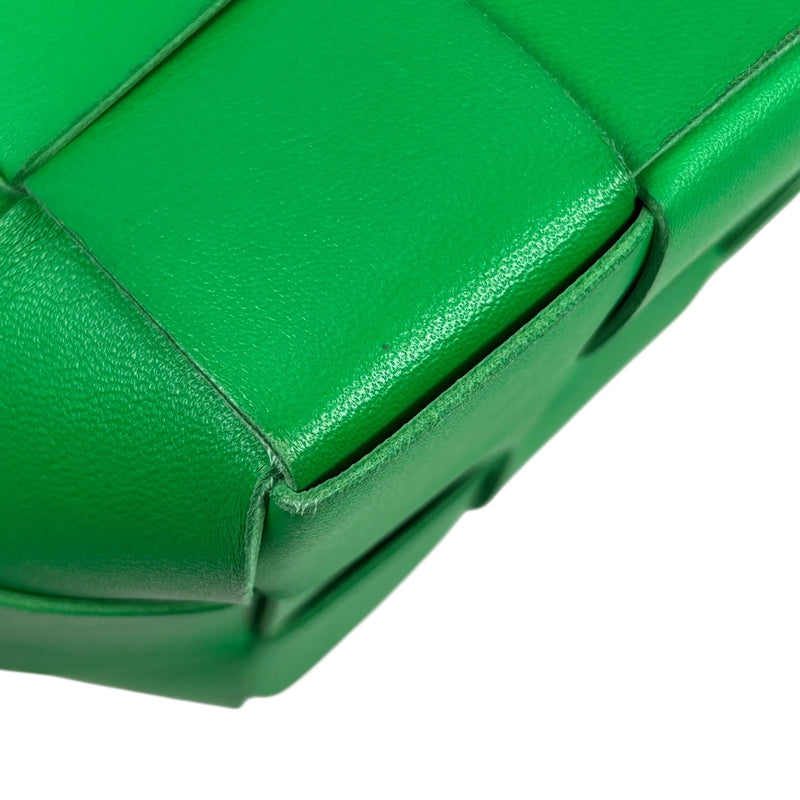 BOTTEGA VENETA Small Cassette Bucket Bag in Intrecciato Leather - Green 
