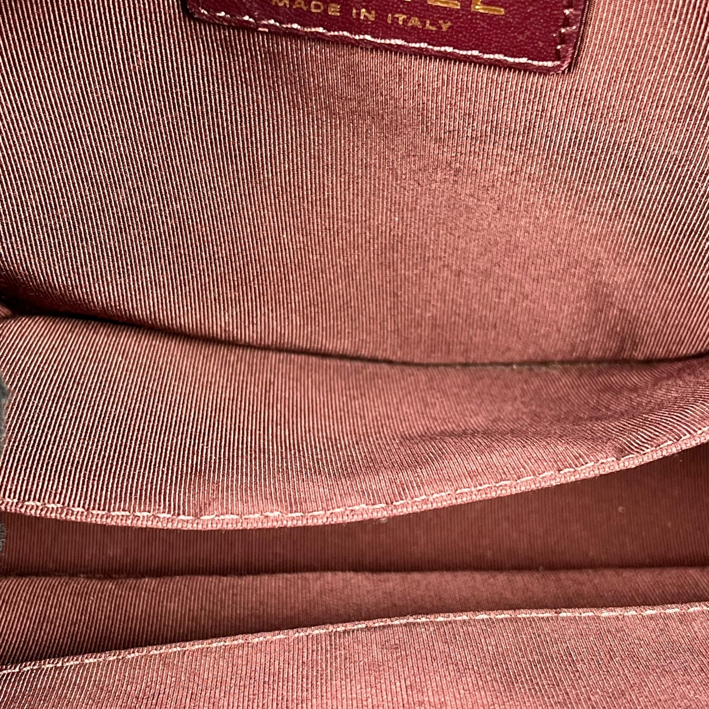 CHANEL シェブロン V-ステッチ CCマーク ハンドバッグ - ブラック × ゴールド