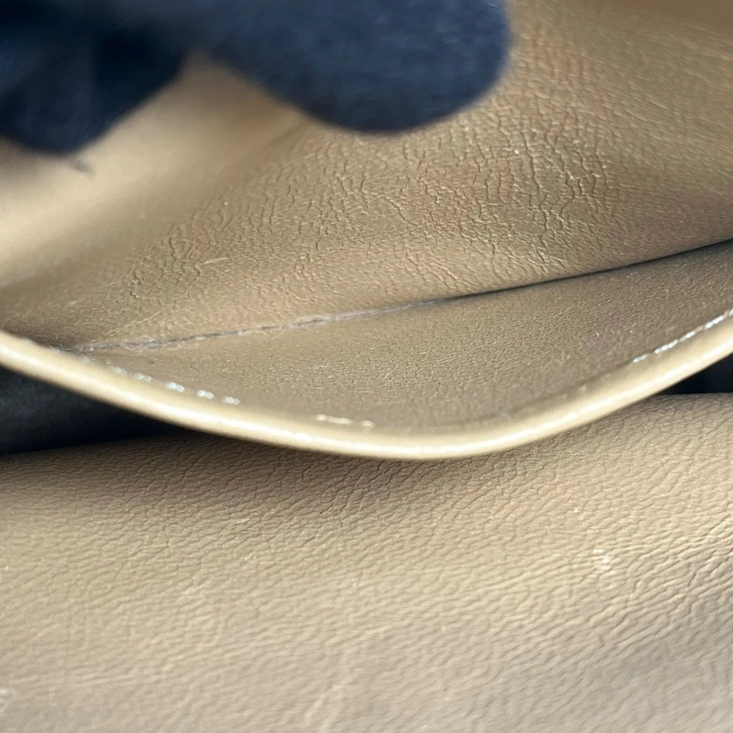 CHANEL 2.55 イーストウエスト マトラッセ チェーンショルダーバッグ - ベージュ