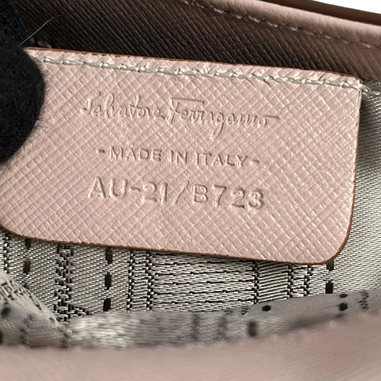 Ferragamo Gancini Leather Shoulder Bag - Pink 