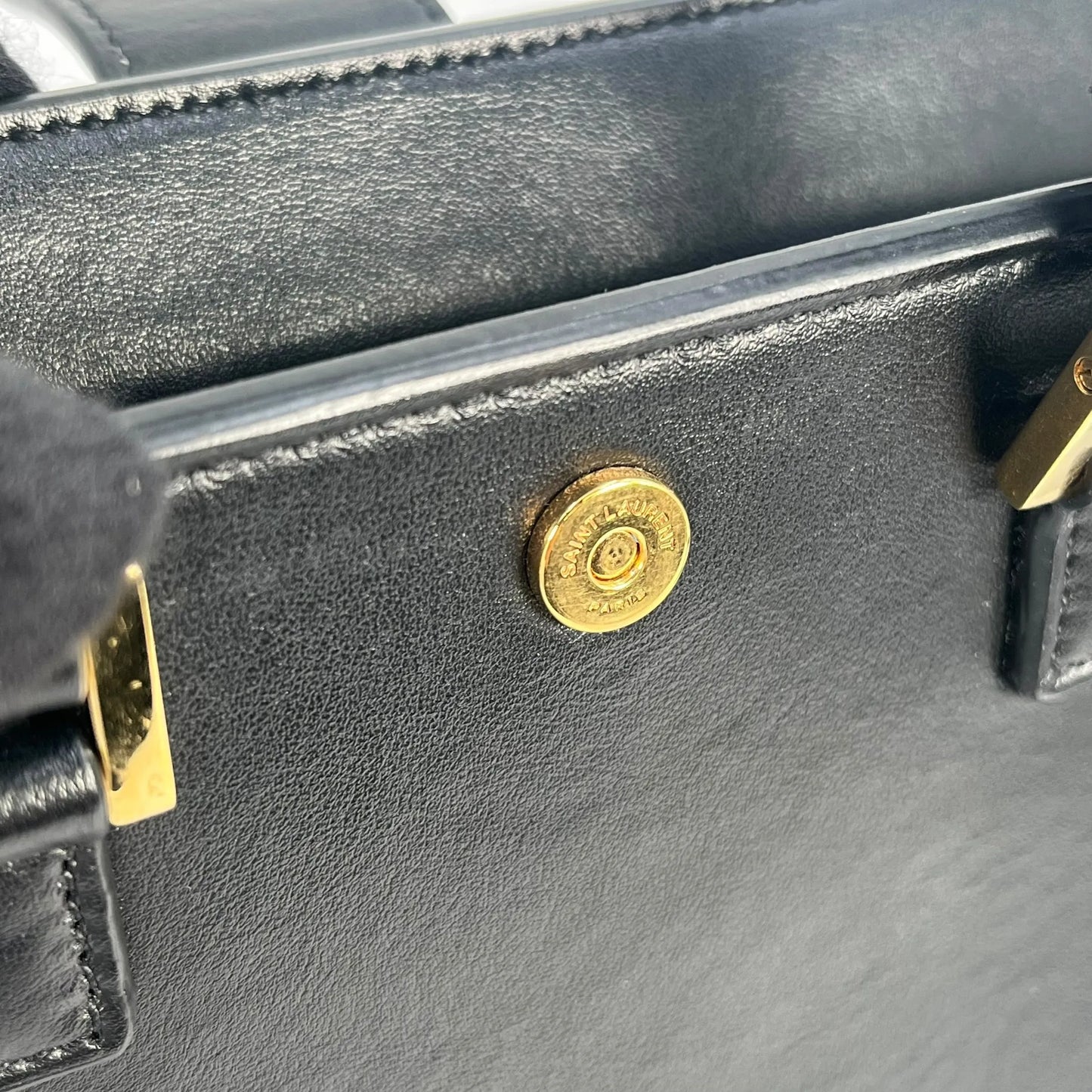 SAINT LAURENT ベイビーカバス レザー ハンドバッグ ショルダーバッグ - ブラック