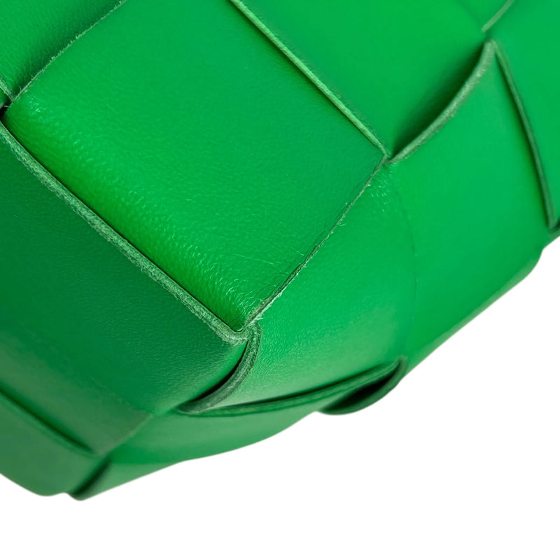 BOTTEGA VENETA Small Cassette Bucket Bag in Intrecciato Leather - Green 
