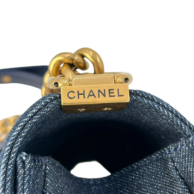 CHANEL ボーイ フラップ チェーンショルダーバッグ - ネイビー × マルチカラー