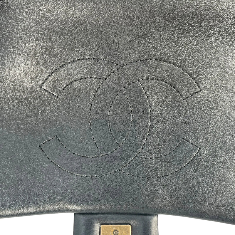 CHANEL Matelasse Top Handle Handbag with Chain Shoulder Bag - Black 