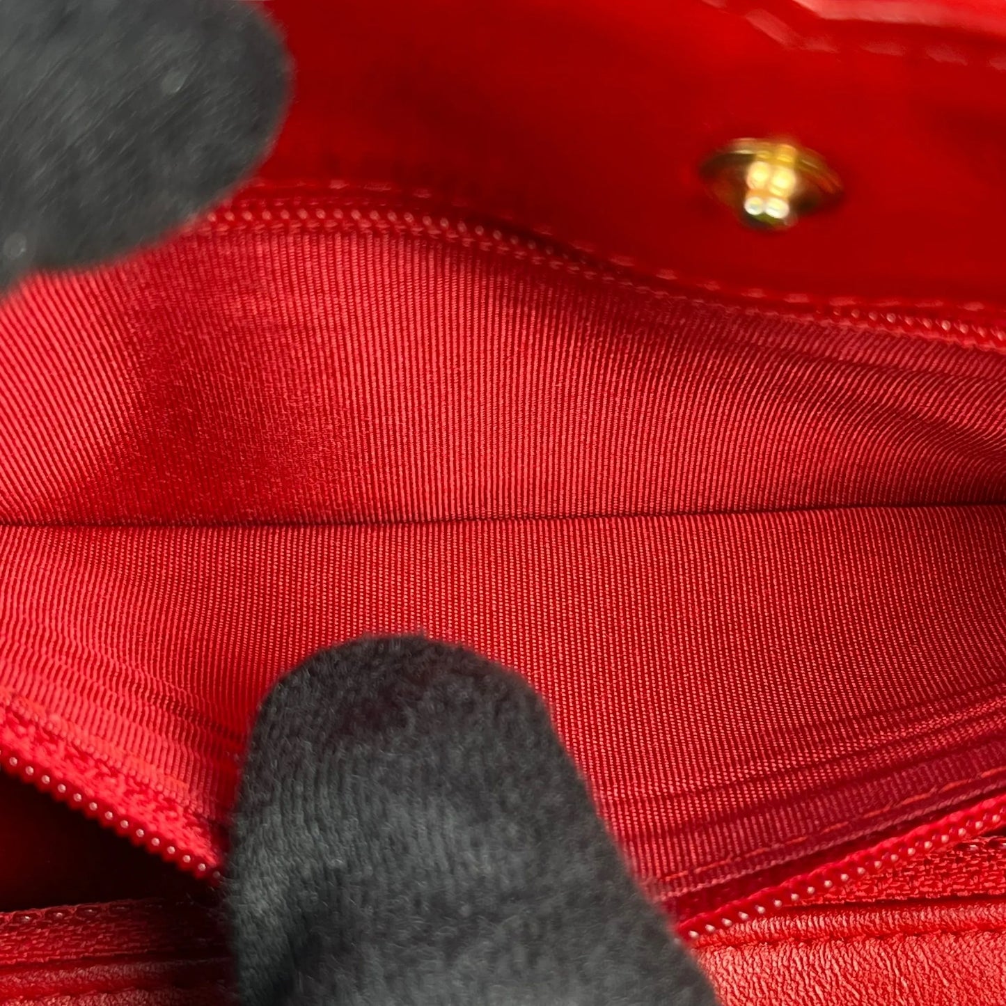 CHANEL CC Filigree Caviar Leather Chain Wallet - Red 