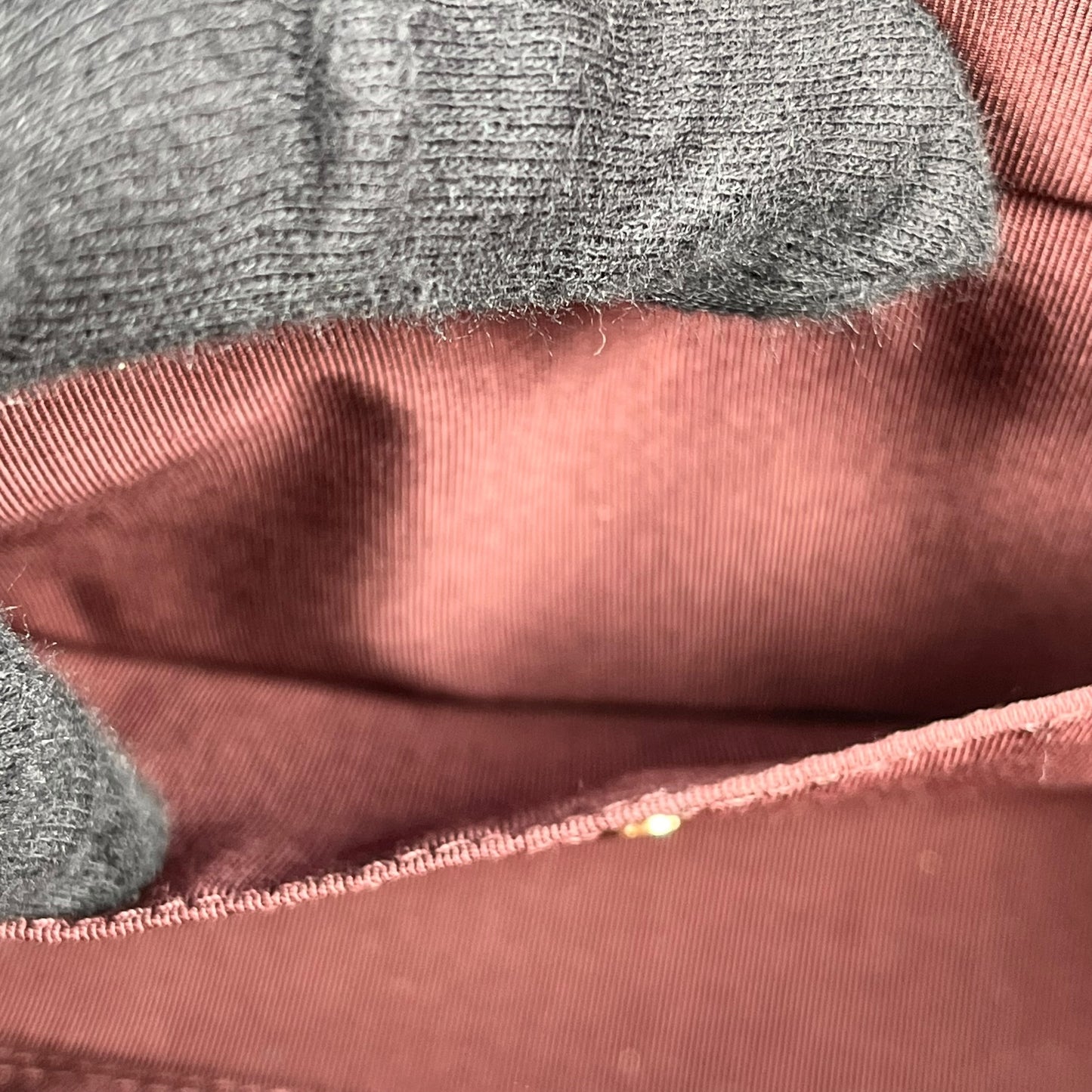 CHANEL シェブロン V-ステッチ CCマーク ハンドバッグ - ブラック × ゴールド