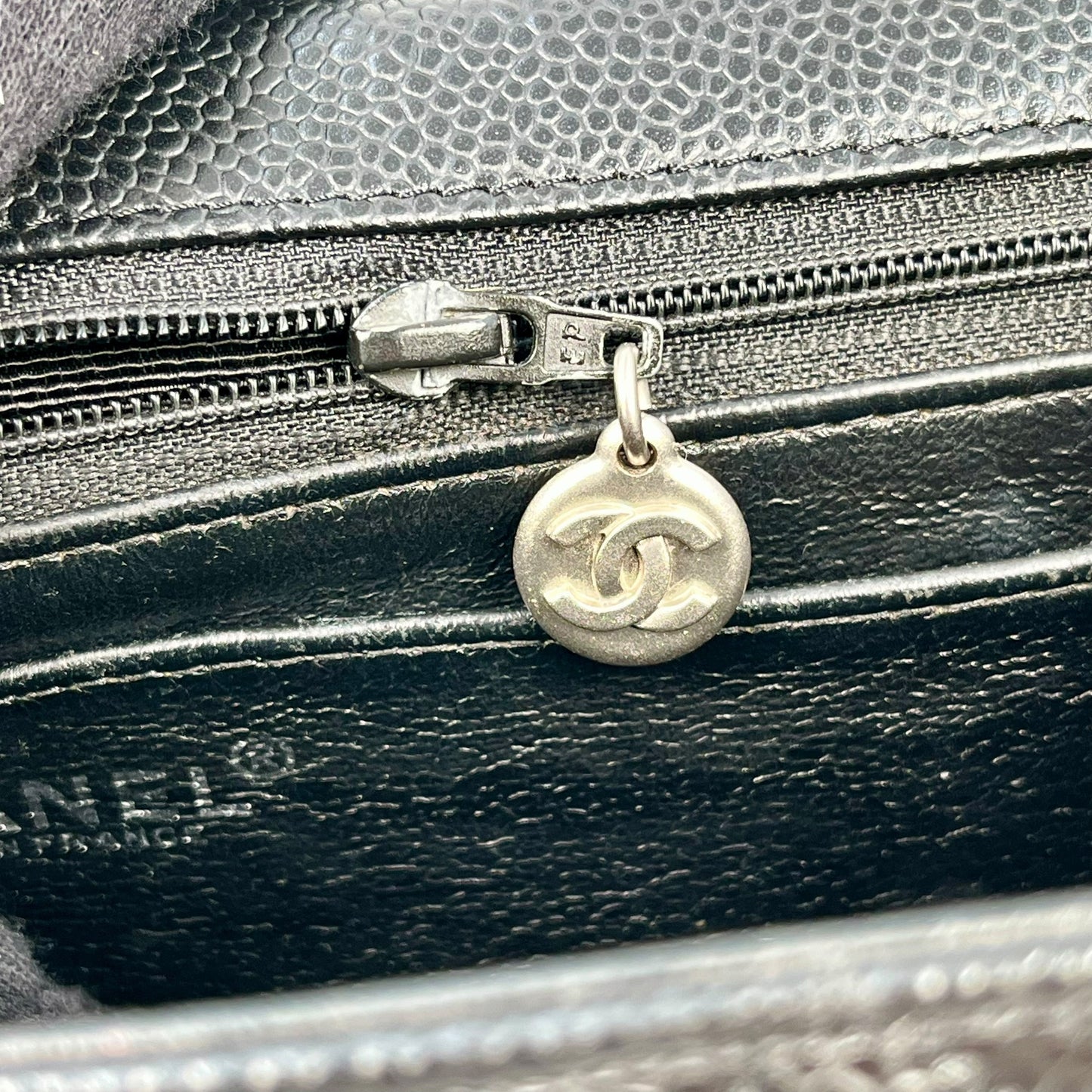 CHANEL キャビアスキン マトラッセ チェーンショルダーバッグ - ブラック