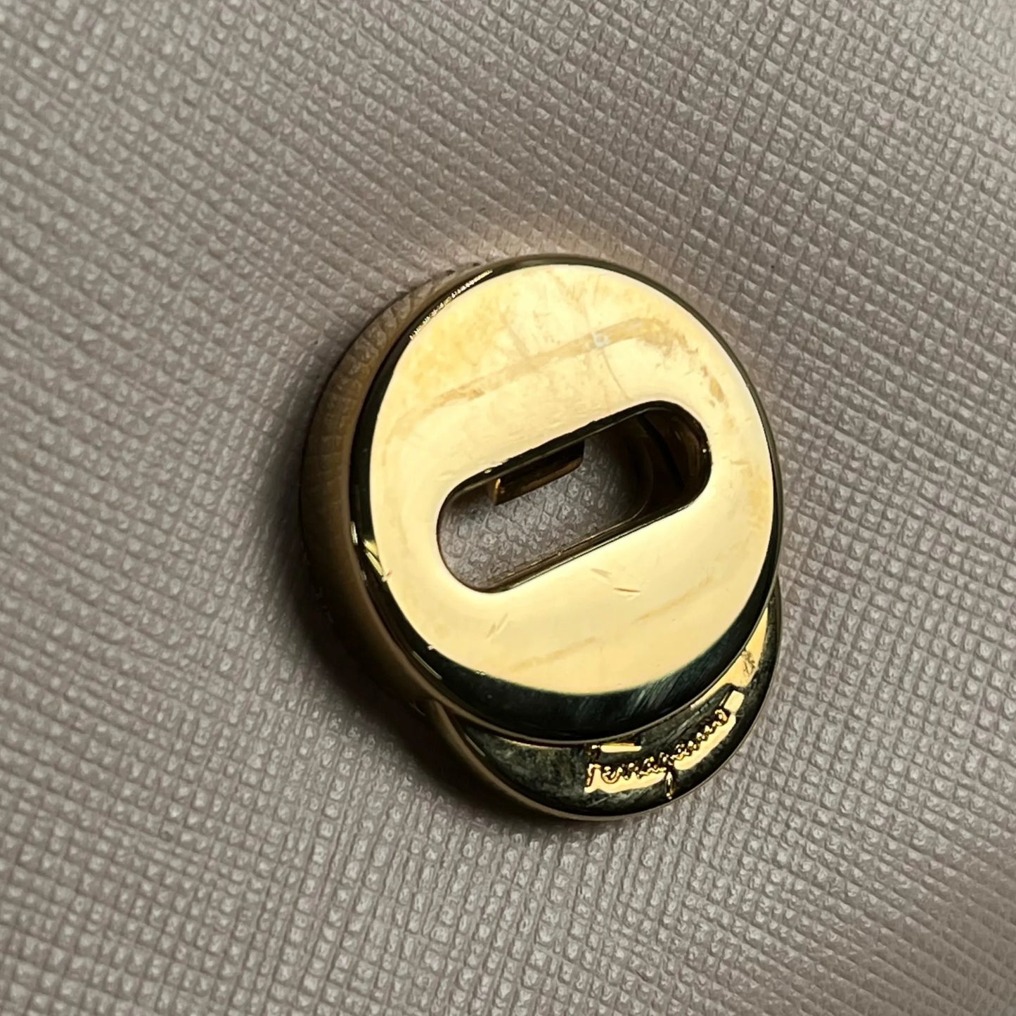 Ferragamo Gancini Leather Shoulder Bag - Pink 