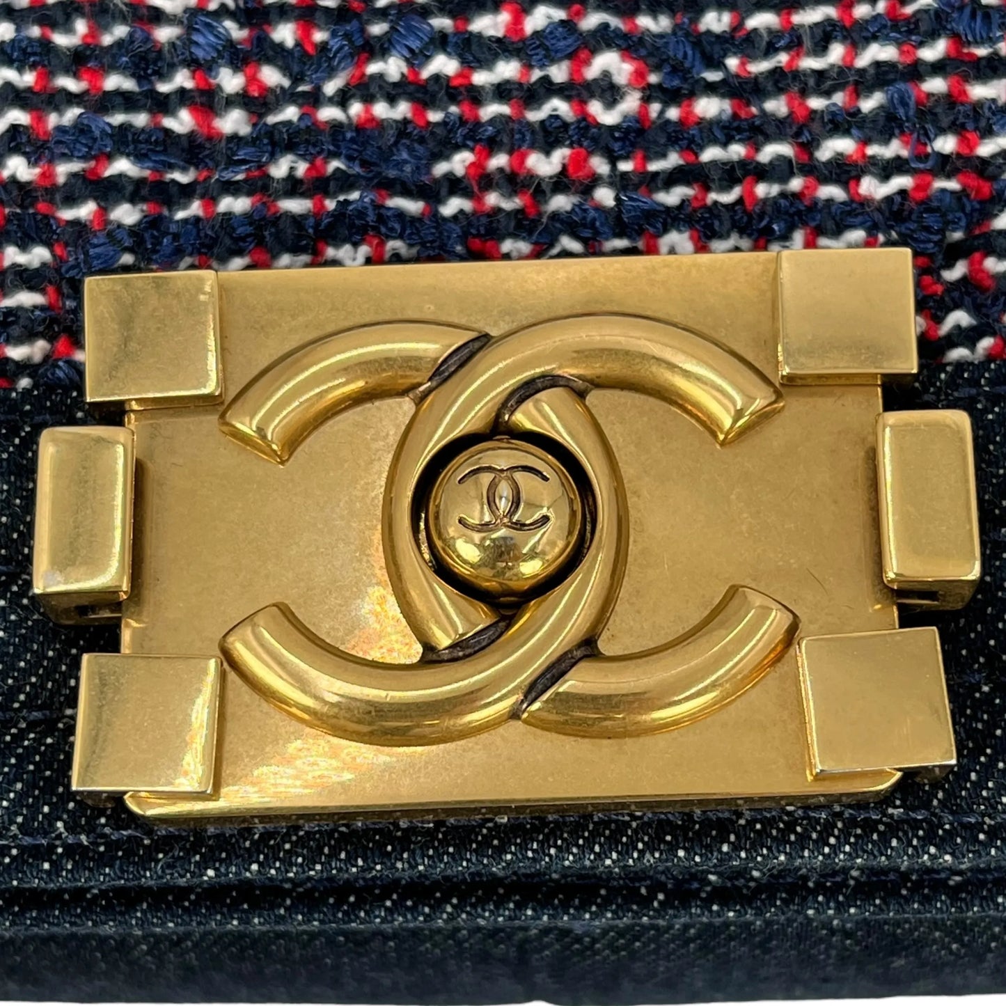 CHANEL ボーイ フラップ チェーンショルダーバッグ - ネイビー × マルチカラー