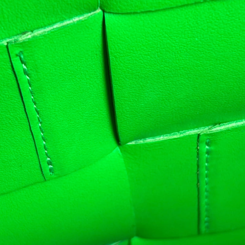 BOTTEGA VENETA Small Cassette Bucket Bag in Intrecciato Leather - Green 