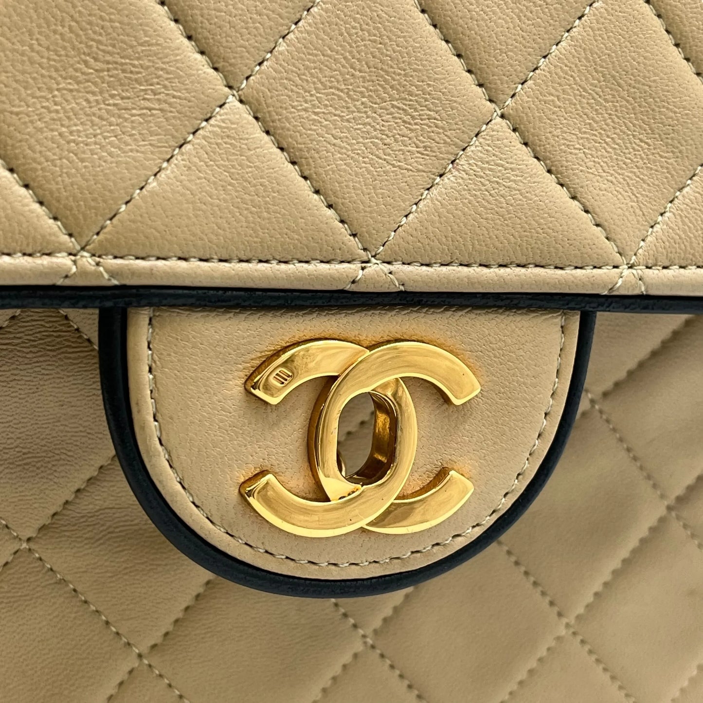 CHANEL 2.55 イーストウエスト マトラッセ チェーンショルダーバッグ - ベージュ