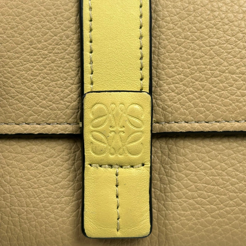 Loewe バーティカルウォレット スモール カーフスキン 三つ折り財布 コンパクトウォレット - ベージュ