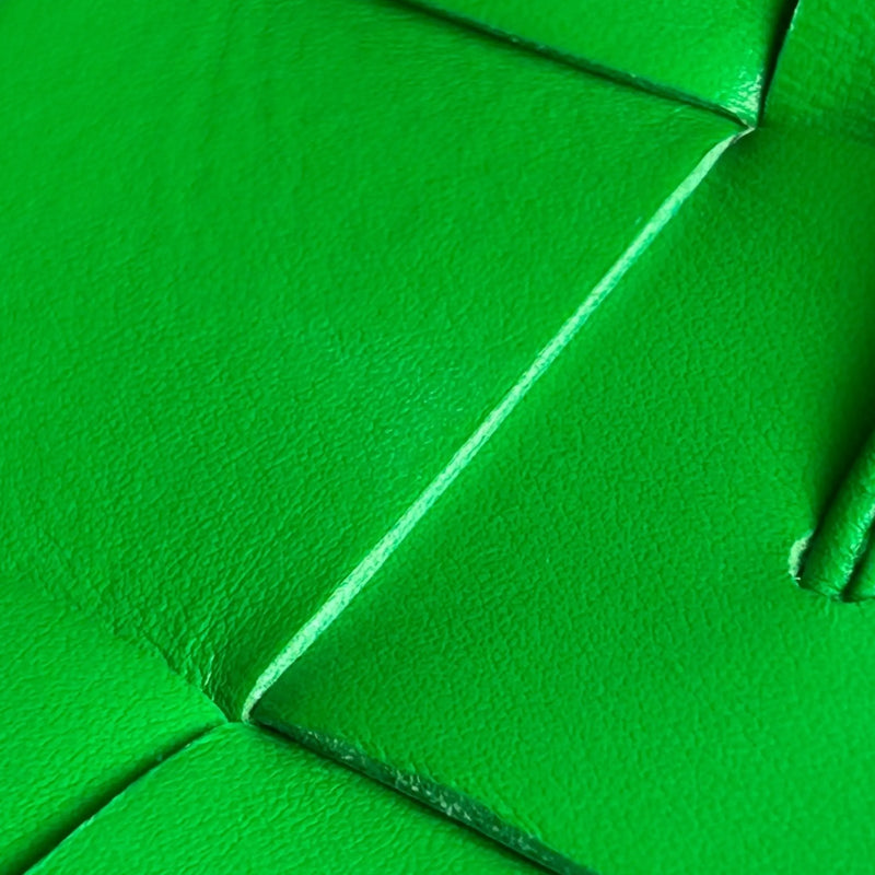 BOTTEGA VENETA Small Cassette Bucket Bag in Intrecciato Leather - Green 