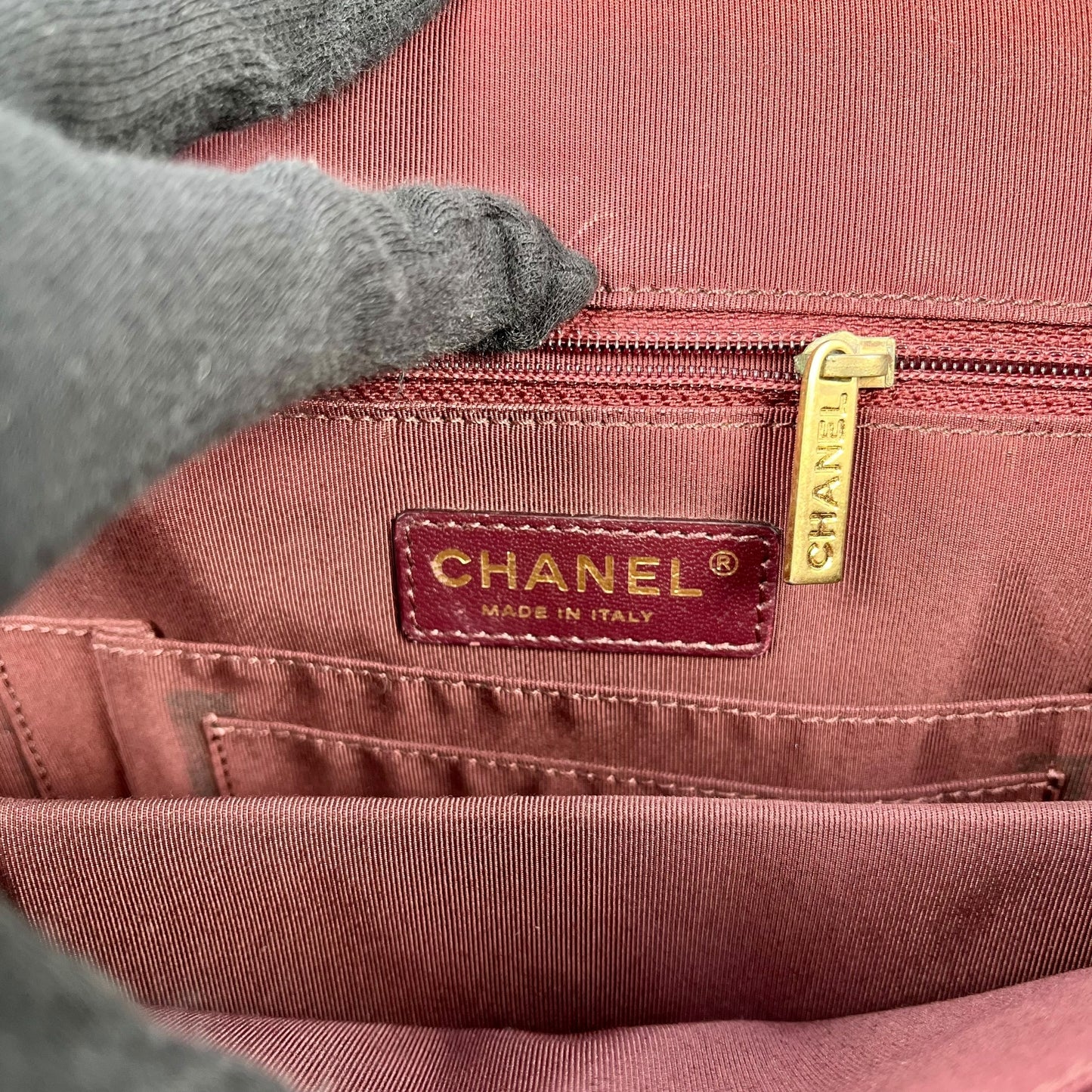 CHANEL シェブロン V-ステッチ CCマーク ハンドバッグ - ブラック × ゴールド