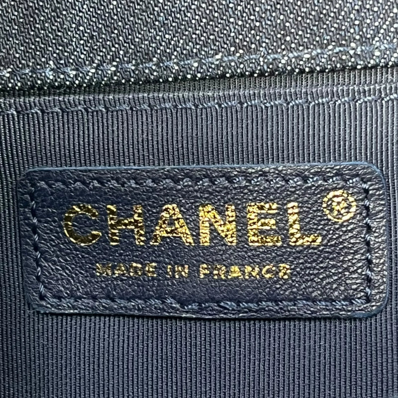 CHANEL ボーイ フラップ チェーンショルダーバッグ - ネイビー × マルチカラー