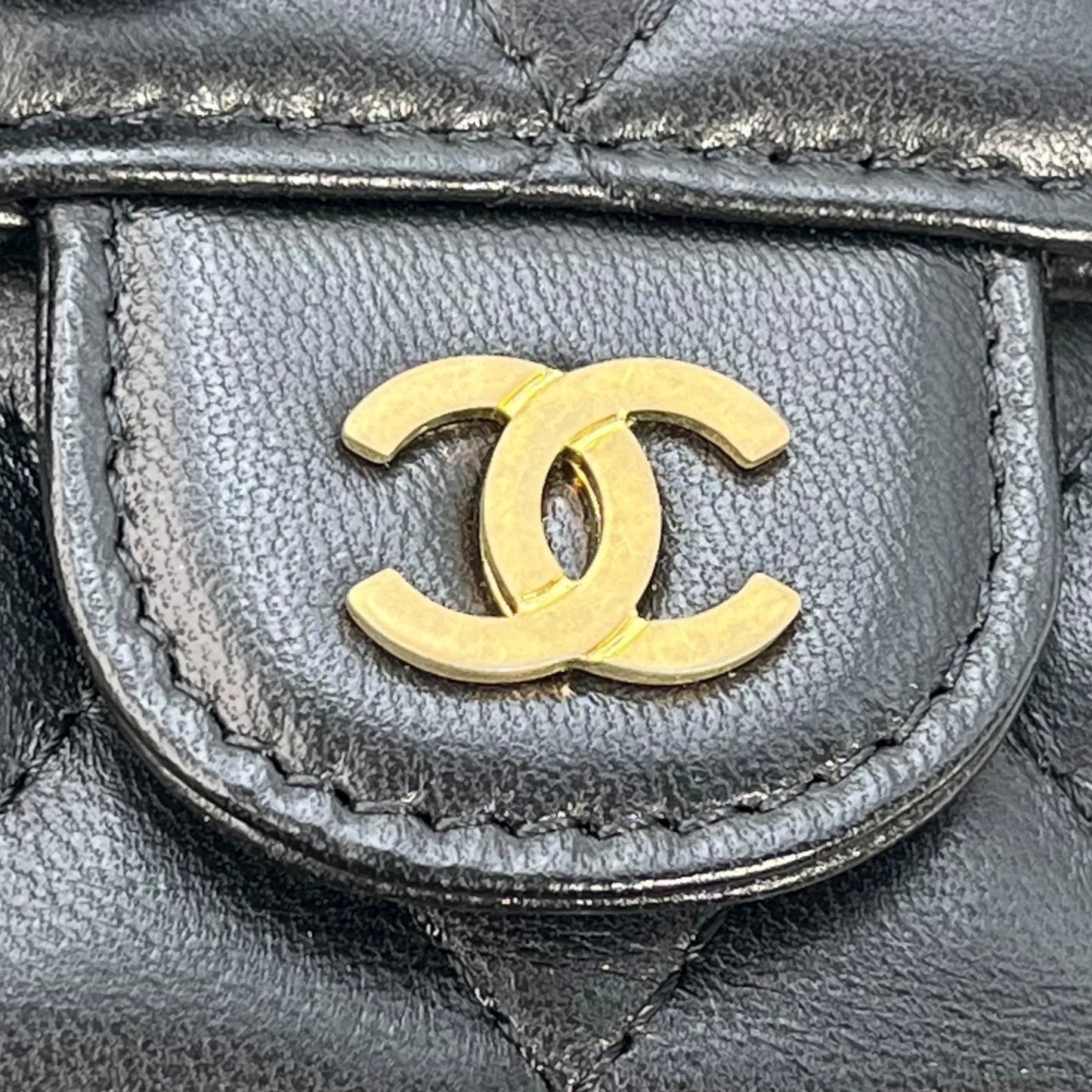 CHANEL マトラッセ クラシック フラップ コンパクトウォレット ラムスキン 三つ折り財布 - ブラック