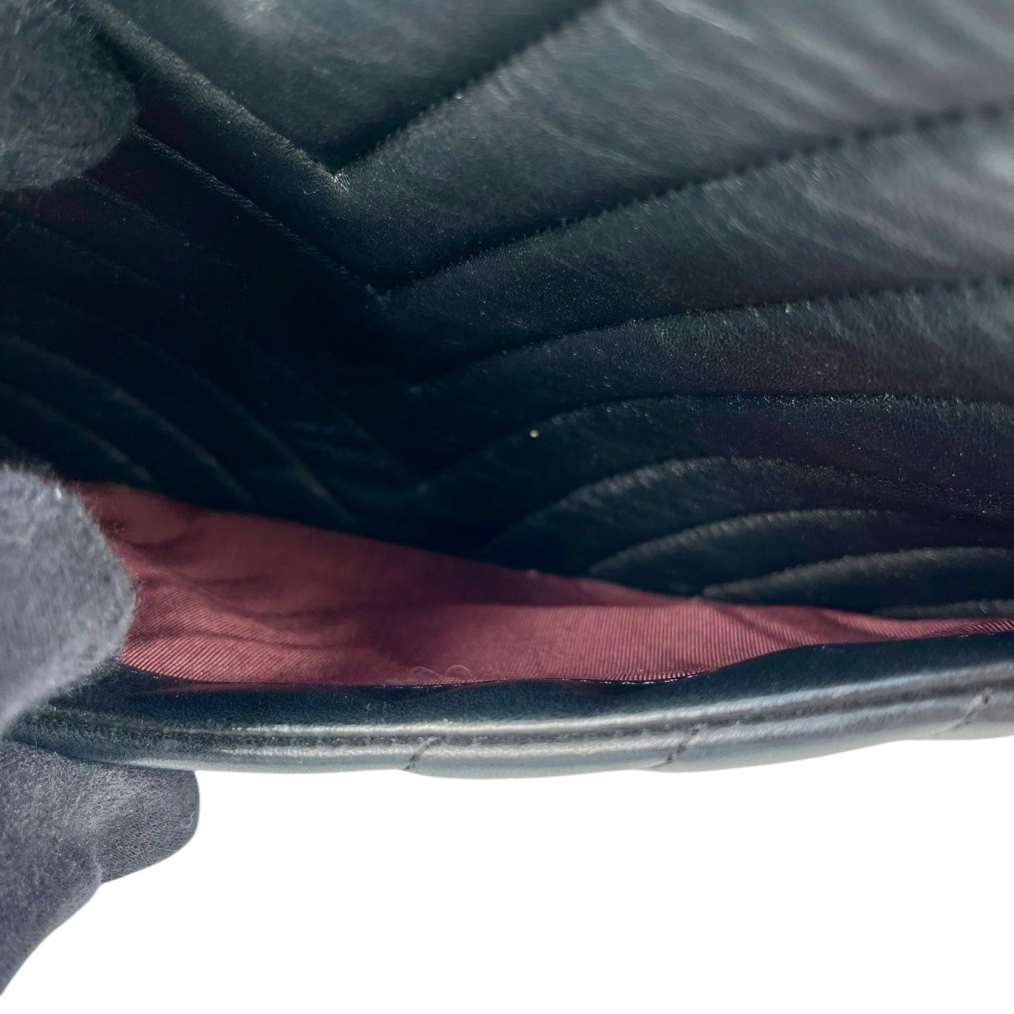 CHANEL シェブロン V-ステッチ CCマーク ハンドバッグ - ブラック × ゴールド