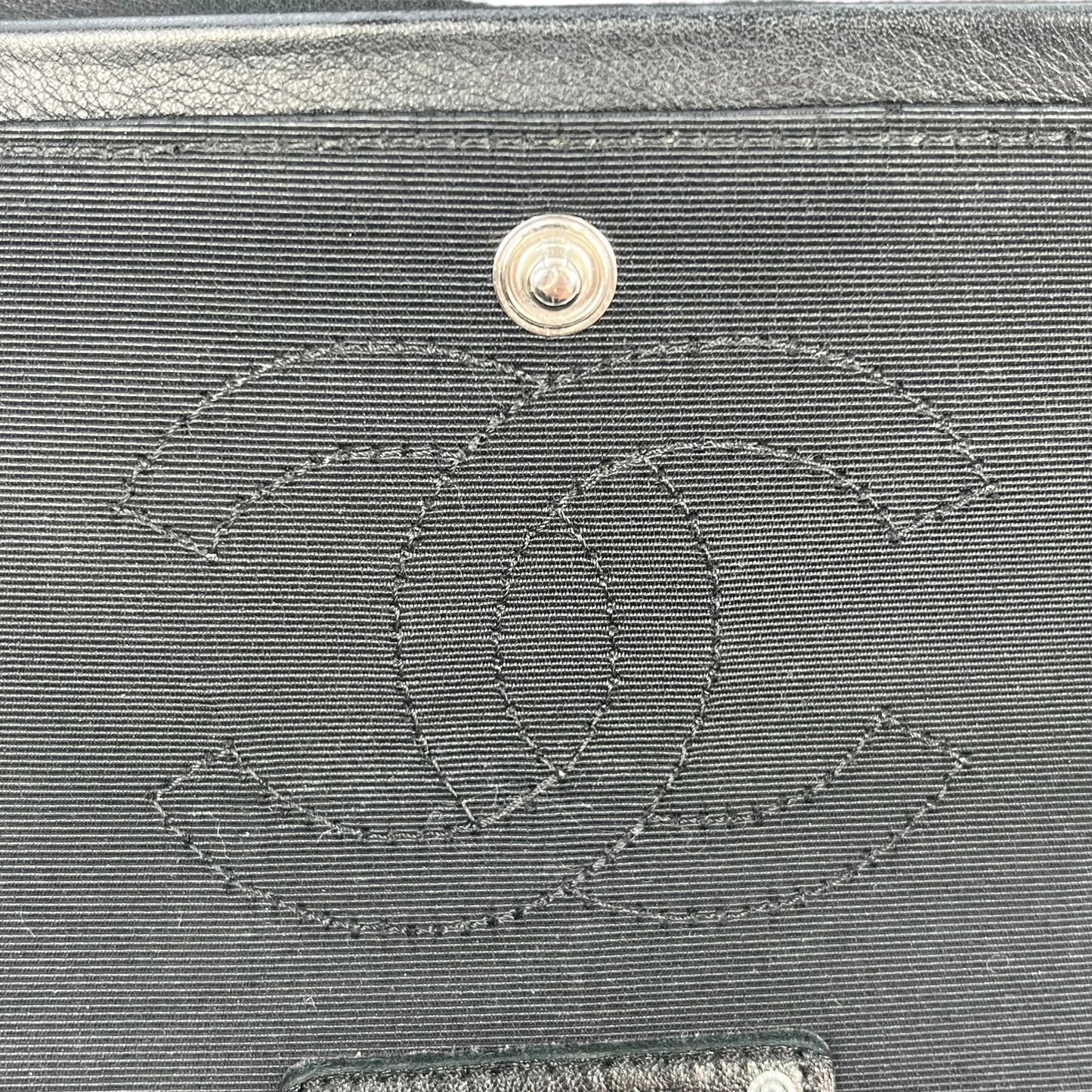 CHANEL カーフスキン ダブルフラップ チェーンショルダーバッグ - ブラック × ホワイト