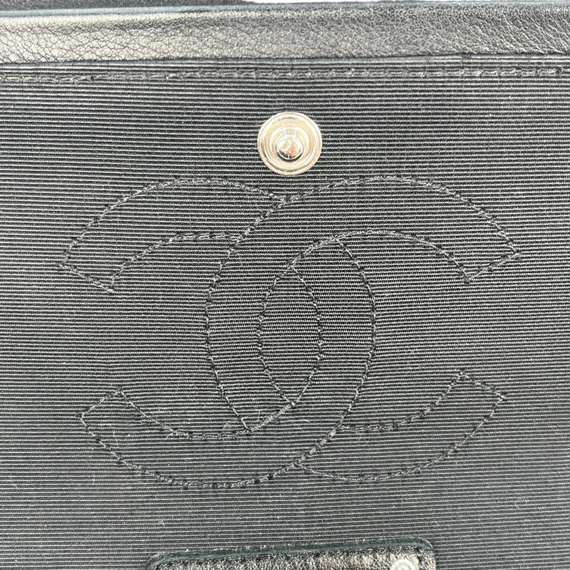 CHANEL カーフスキン ダブルフラップ チェーンショルダーバッグ - ブラック × ホワイト