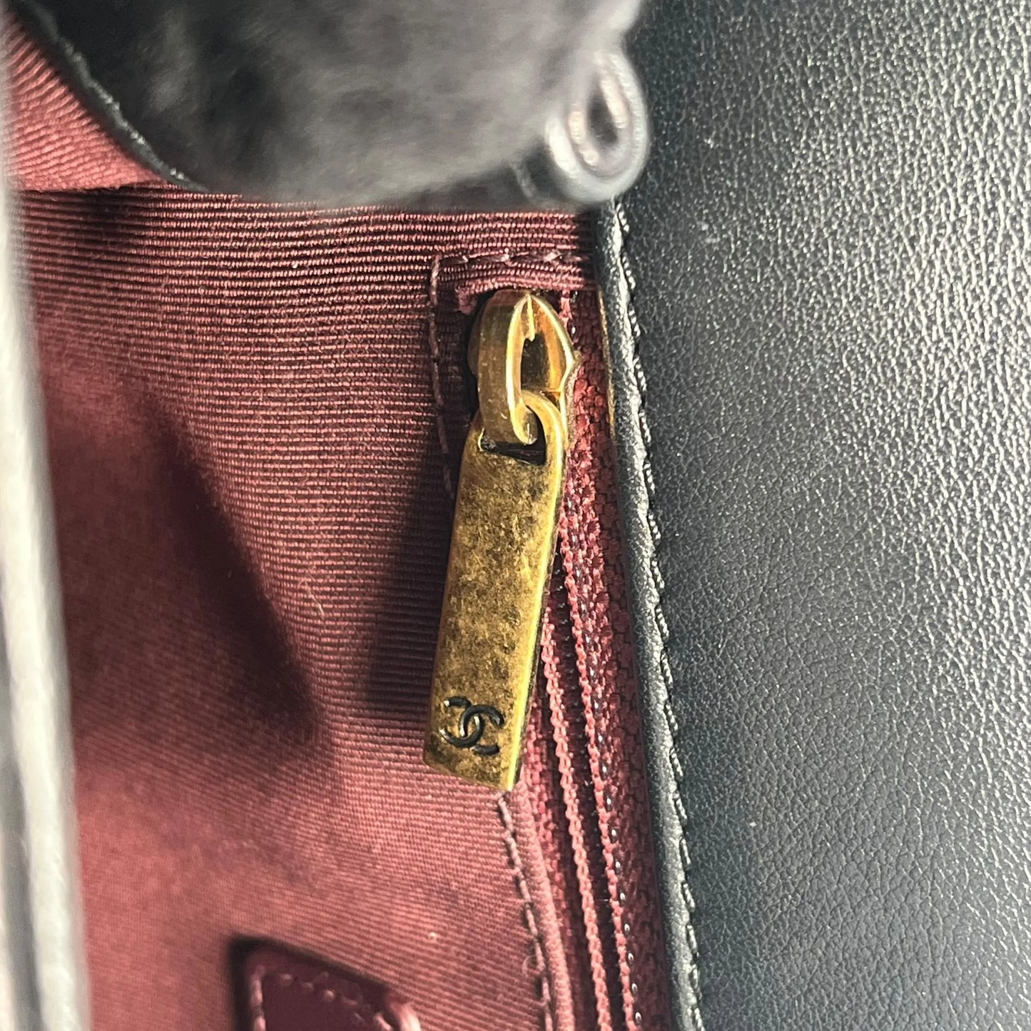 CHANEL Matelasse Top Handle Handbag with Chain Shoulder Bag - Black 