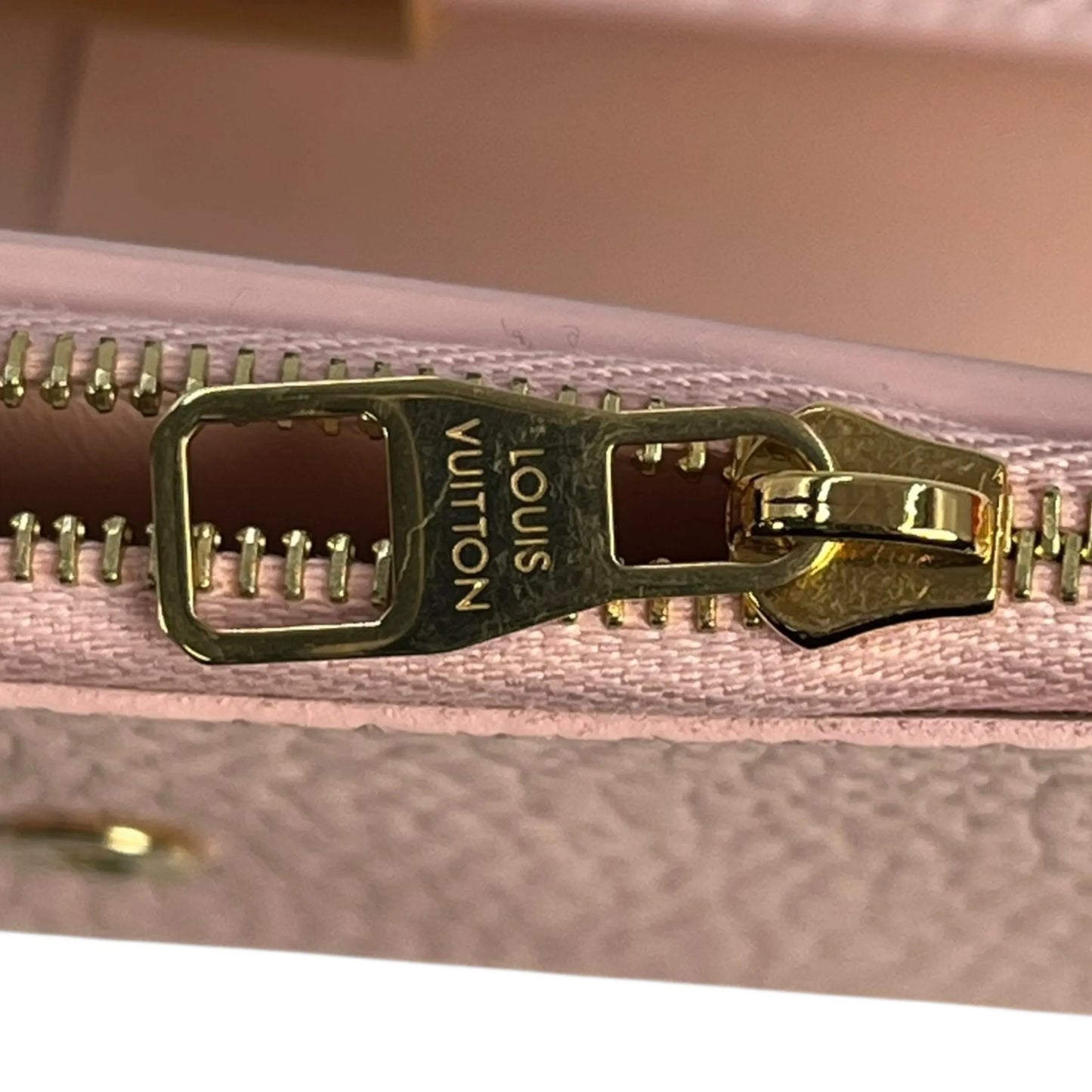 LOUIS VUITTON Portefeuille Capucines Compact Wallet - Pink 