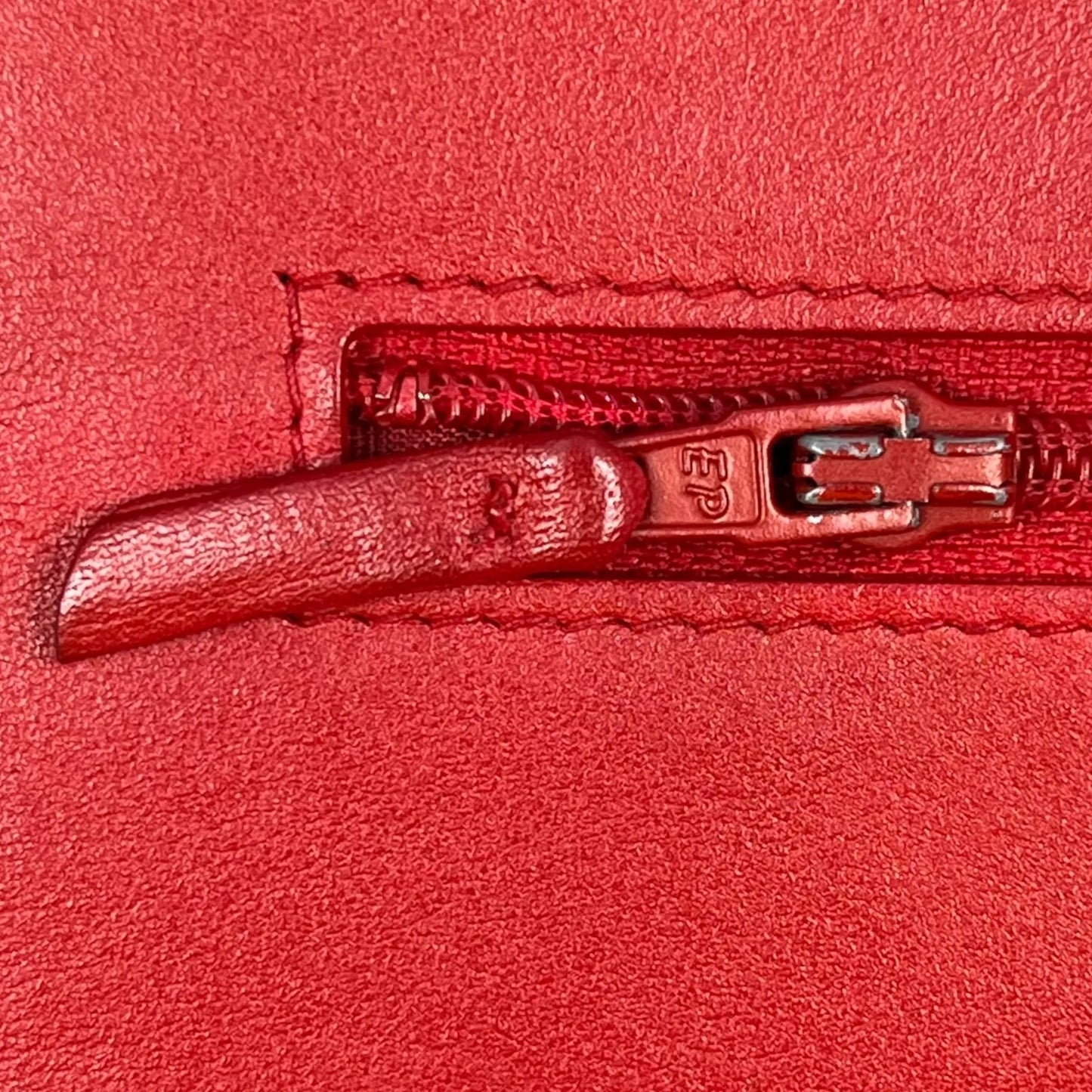 CHANEL CC Filigree Caviar Leather Chain Wallet - Red 