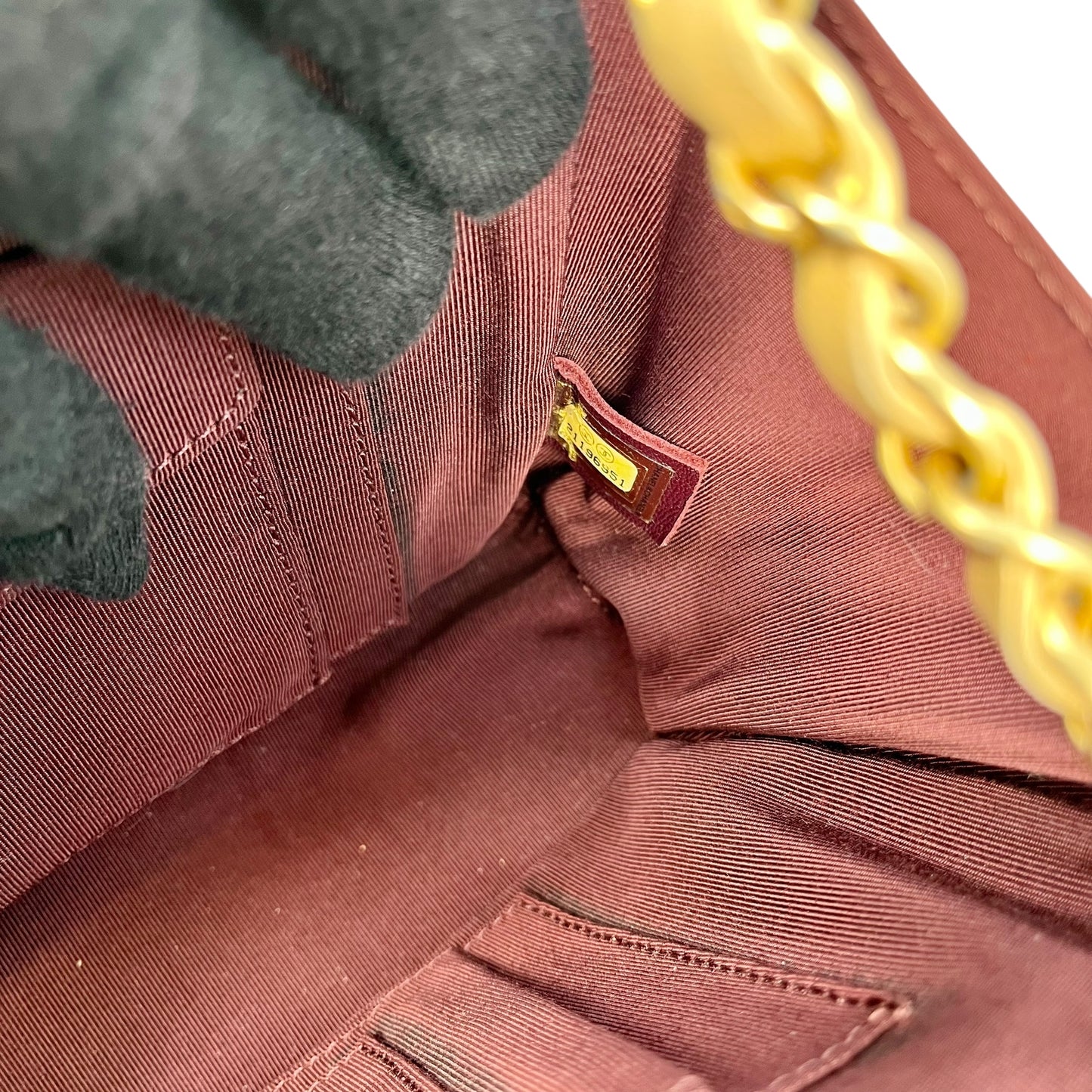 CHANEL シェブロン V-ステッチ CCマーク ハンドバッグ - ブラック × ゴールド