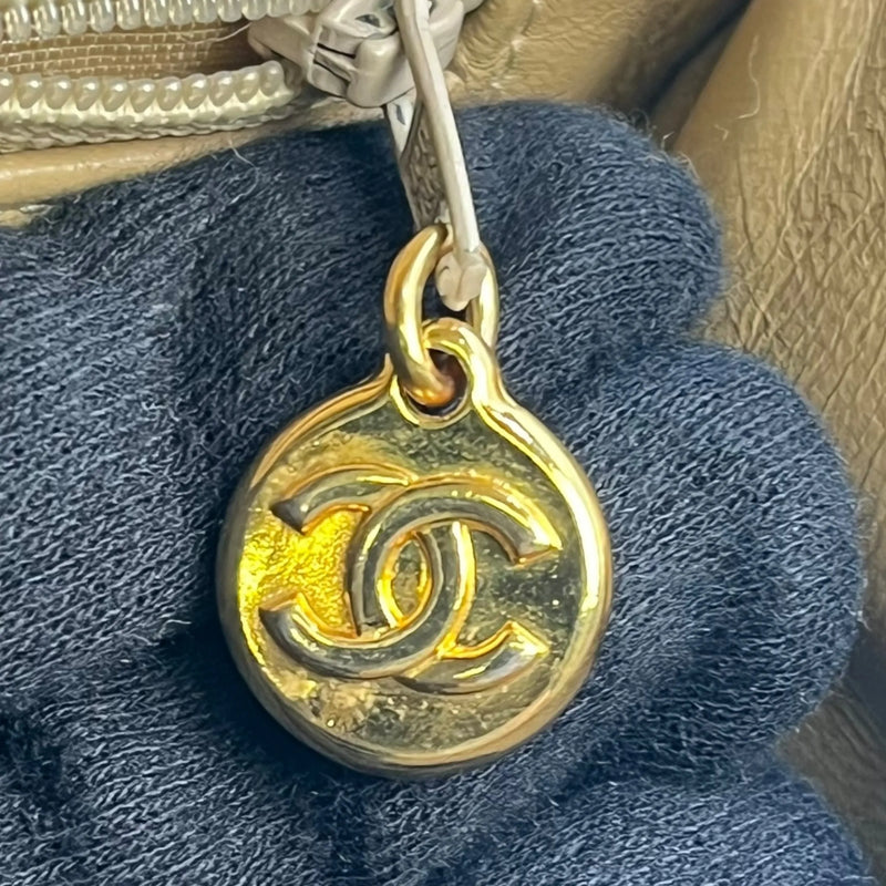 CHANEL 2.55 イーストウエスト マトラッセ チェーンショルダーバッグ - ベージュ