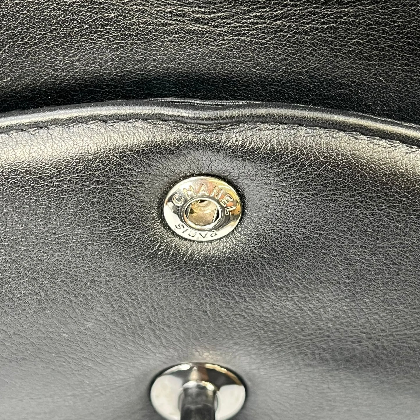 CHANEL カーフスキン ダブルフラップ チェーンショルダーバッグ - ブラック × ホワイト