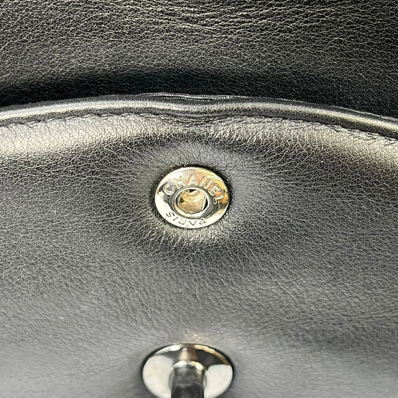 CHANEL カーフスキン ダブルフラップ チェーンショルダーバッグ - ブラック × ホワイト