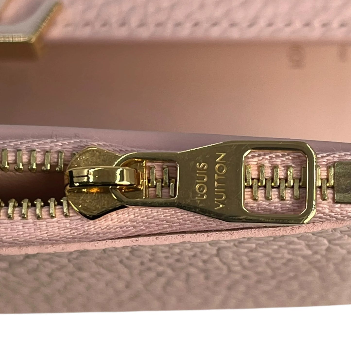 LOUIS VUITTON Portefeuille Capucines Compact Wallet - Pink 