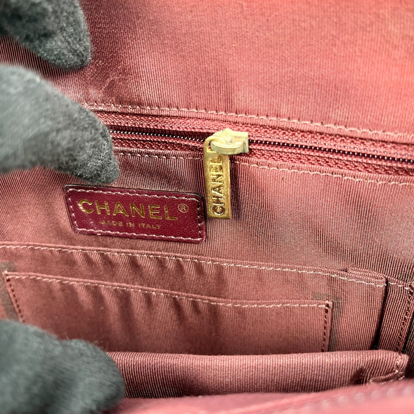 CHANEL シェブロン V-ステッチ CCマーク ハンドバッグ - ブラック × ゴールド