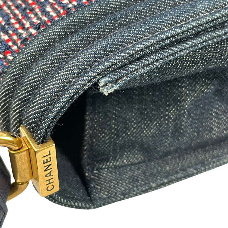 CHANEL ボーイ フラップ チェーンショルダーバッグ - ネイビー × マルチカラー