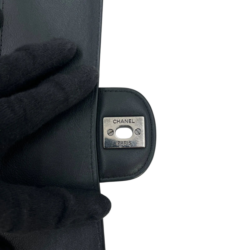 CHANEL カーフスキン ダブルフラップ チェーンショルダーバッグ - ブラック × ホワイト