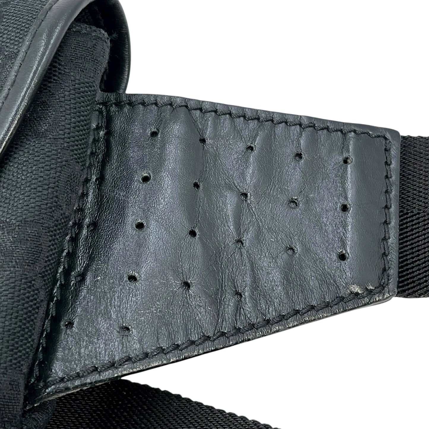 GUCCI GGスプリームキャンバス ボディバッグ - ブラック