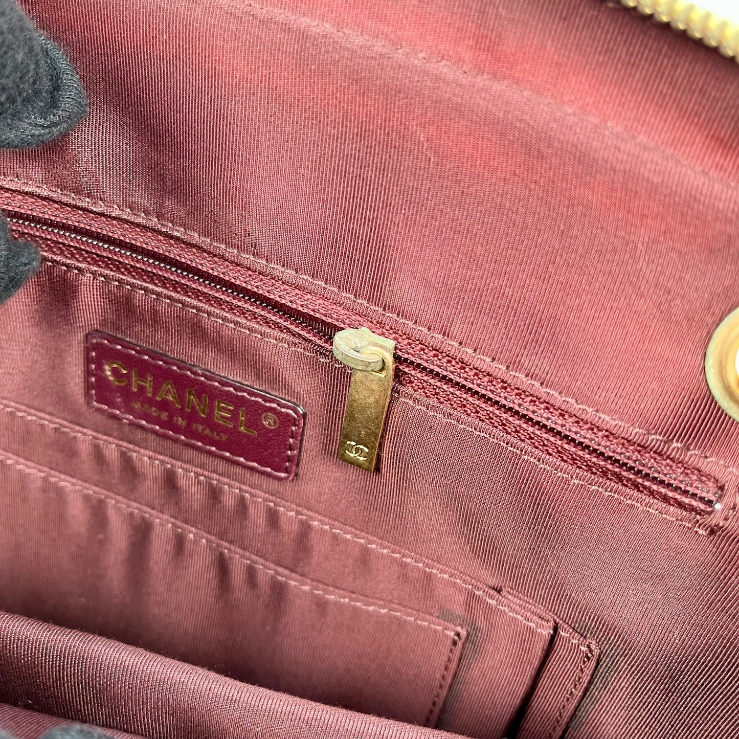 CHANEL シェブロン V-ステッチ CCマーク ハンドバッグ - ブラック × ゴールド