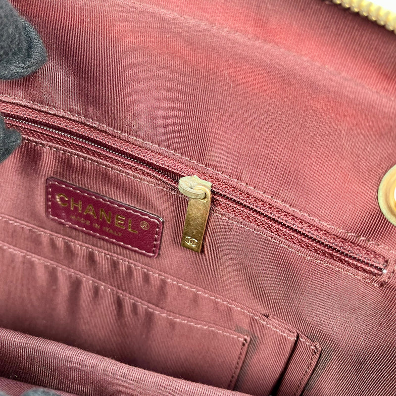 CHANEL シェブロン V-ステッチ CCマーク ハンドバッグ - ブラック × ゴールド