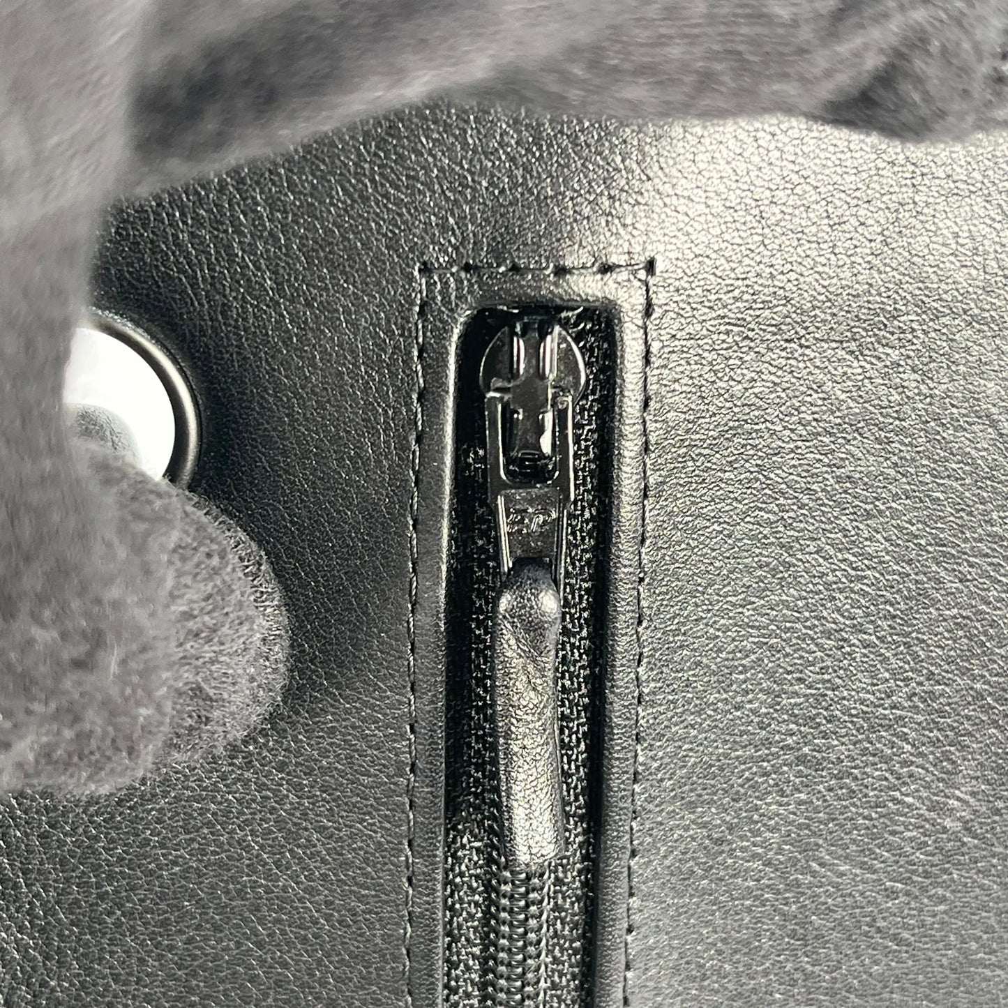 CHANEL カーフスキン ダブルフラップ チェーンショルダーバッグ - ブラック × ホワイト