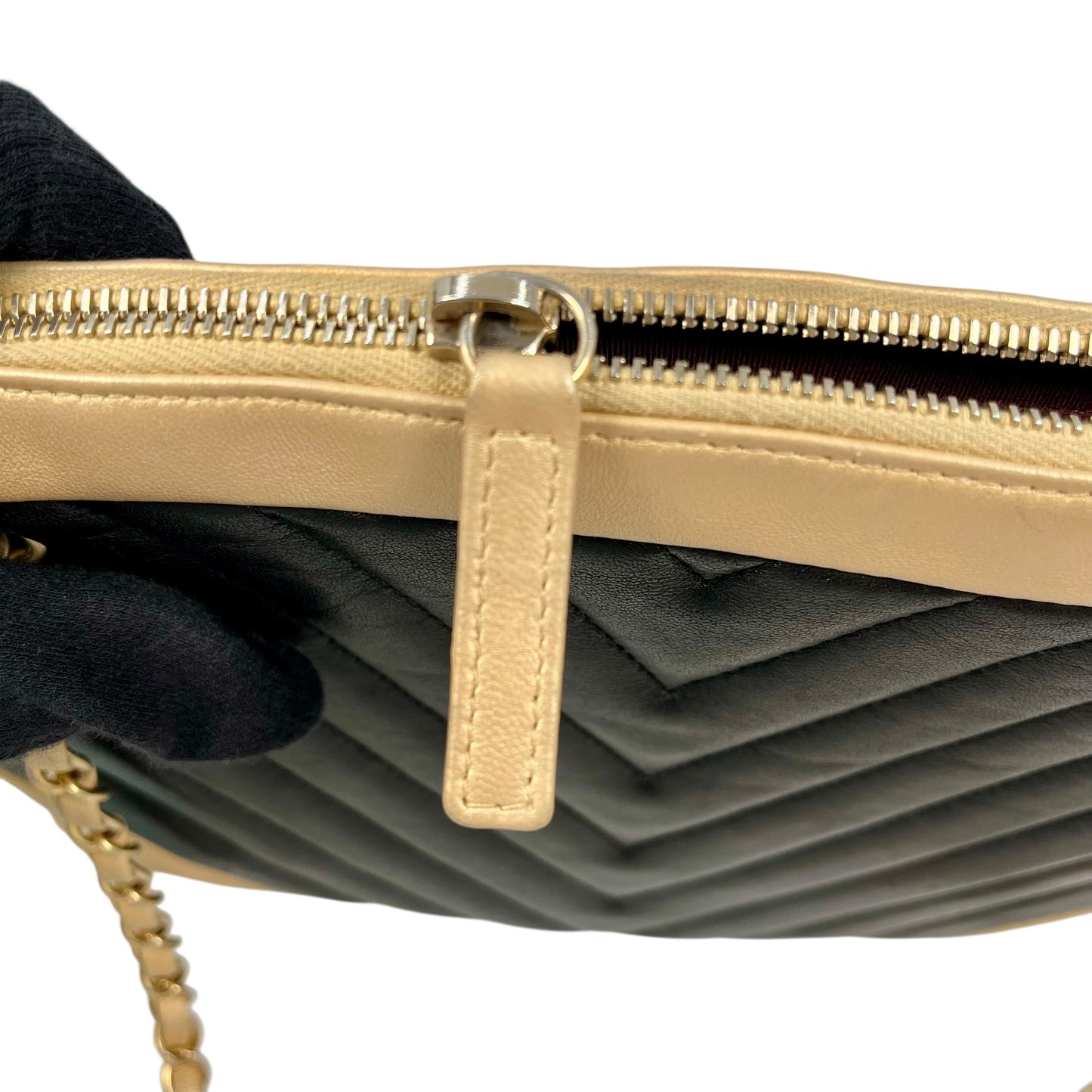 CHANEL シェブロン V-ステッチ CCマーク ハンドバッグ - ブラック × ゴールド