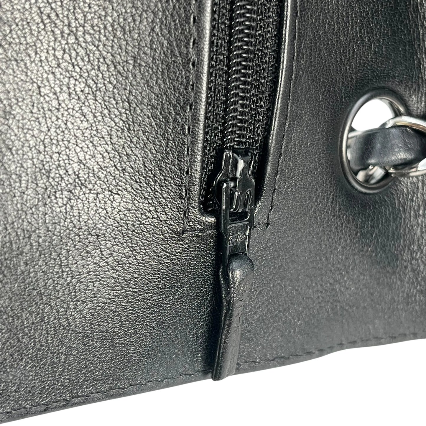 CHANEL カーフスキン ダブルフラップ チェーンショルダーバッグ - ブラック × ホワイト