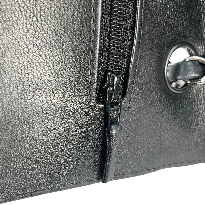 CHANEL カーフスキン ダブルフラップ チェーンショルダーバッグ - ブラック × ホワイト