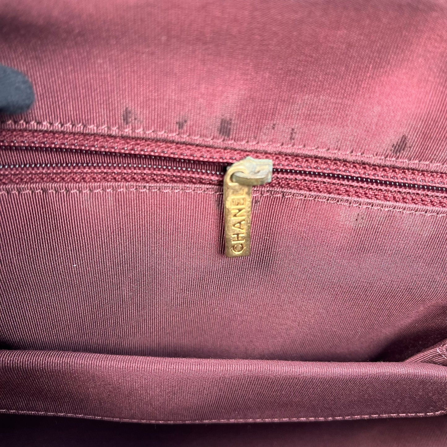 CHANEL シェブロン V-ステッチ CCマーク ハンドバッグ - ブラック × ゴールド