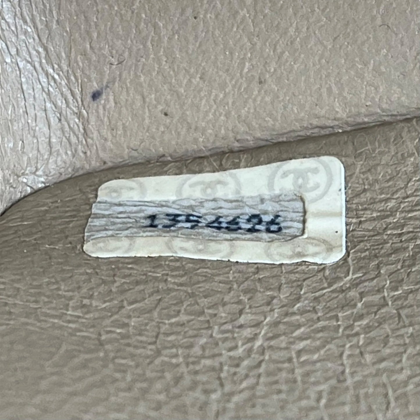 CHANEL 2.55 イーストウエスト マトラッセ チェーンショルダーバッグ - ベージュ