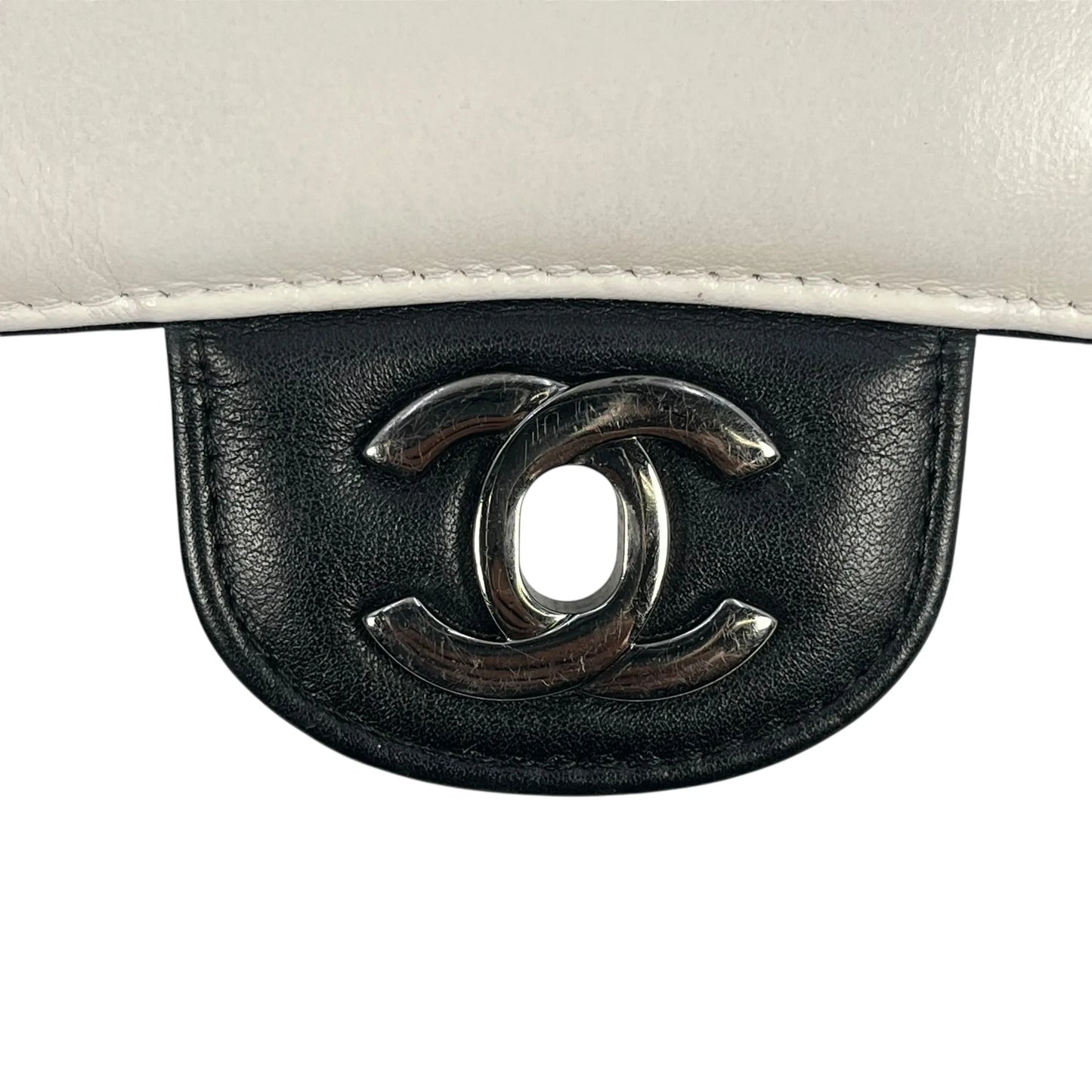 CHANEL カーフスキン ダブルフラップ チェーンショルダーバッグ - ブラック × ホワイト