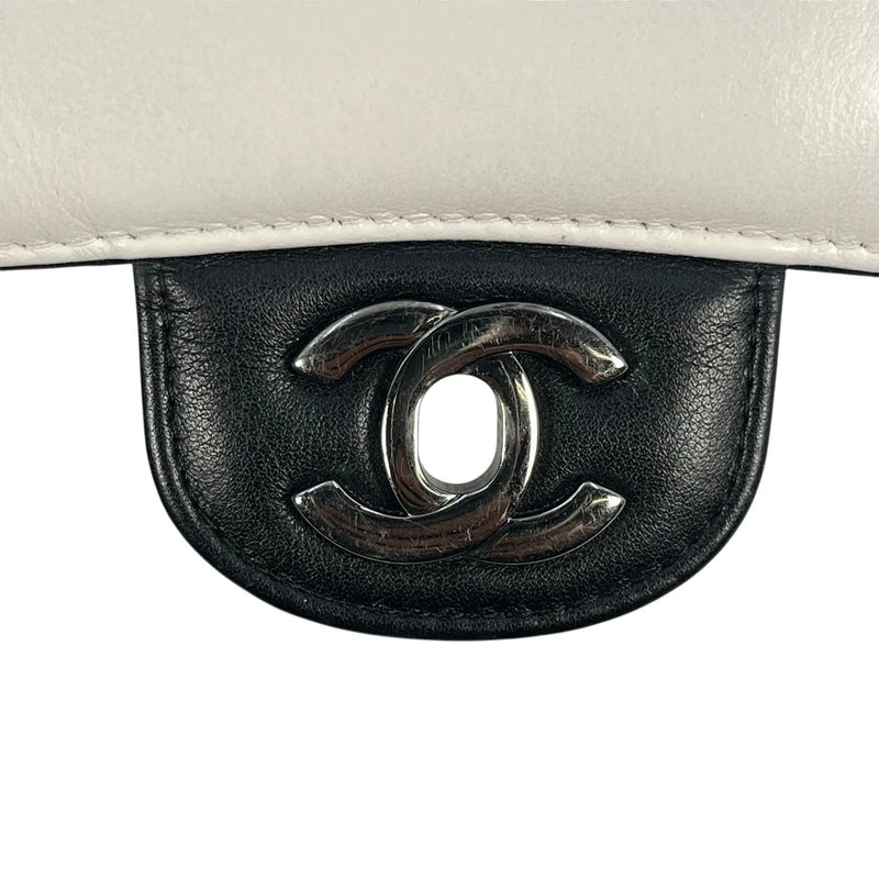 CHANEL カーフスキン ダブルフラップ チェーンショルダーバッグ - ブラック × ホワイト