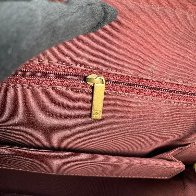 CHANEL シェブロン V-ステッチ CCマーク ハンドバッグ - ブラック × ゴールド