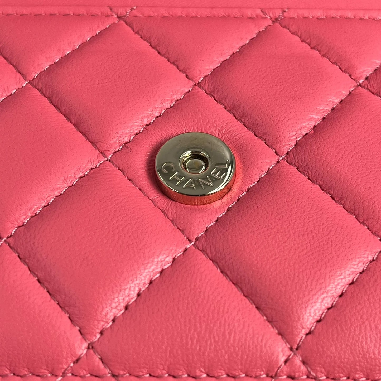 CHANEL Matelassé Lambskin Chain Wallet - Pink 