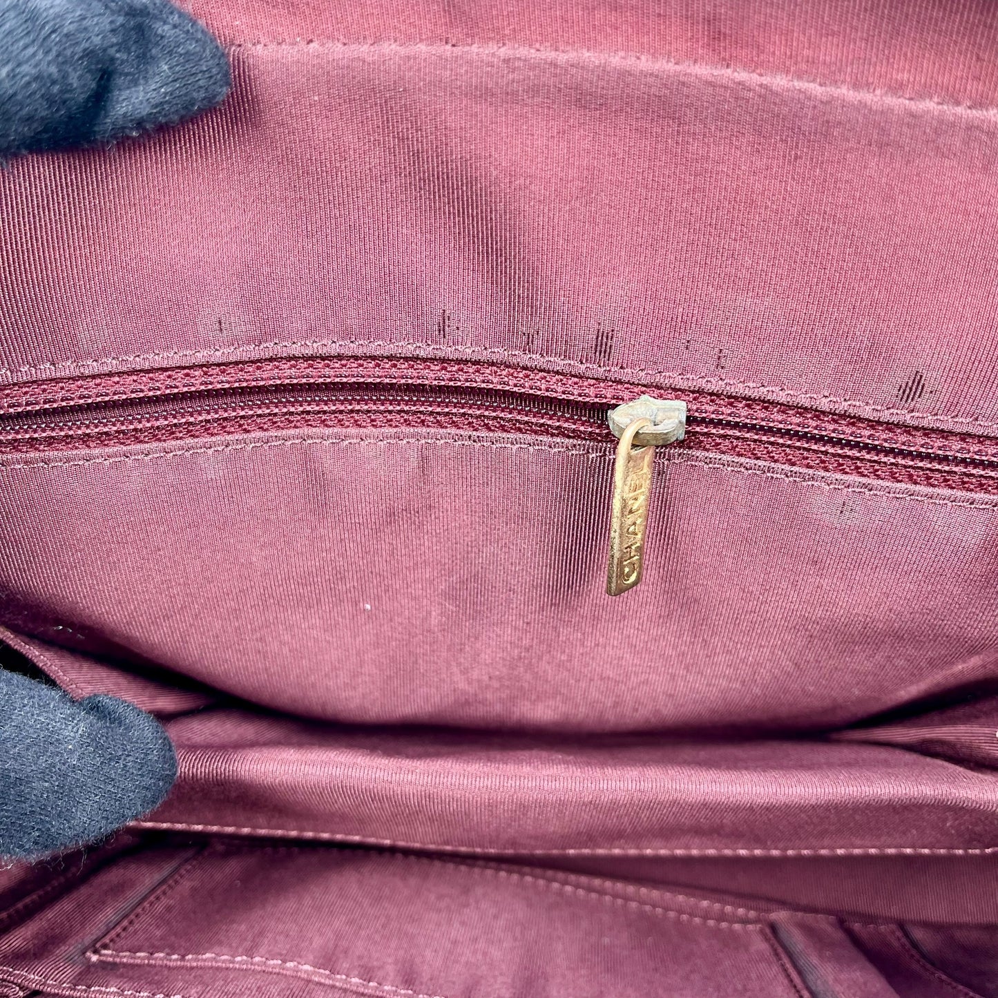 CHANEL シェブロン V-ステッチ CCマーク ハンドバッグ - ブラック × ゴールド