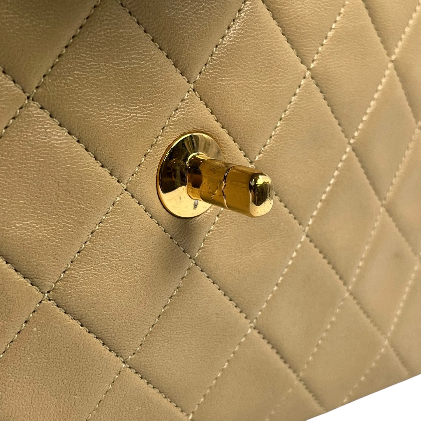 CHANEL 2.55 イーストウエスト マトラッセ チェーンショルダーバッグ - ベージュ