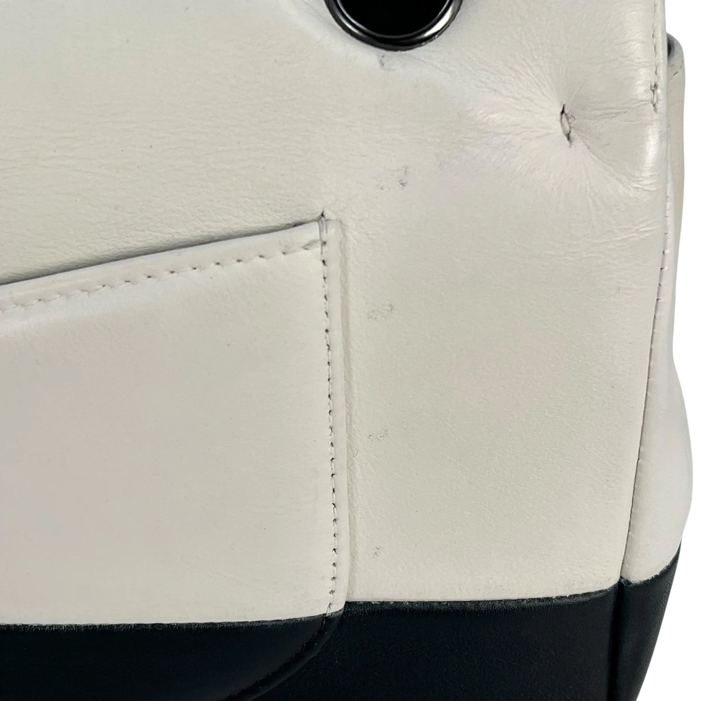 CHANEL カーフスキン ダブルフラップ チェーンショルダーバッグ - ブラック × ホワイト